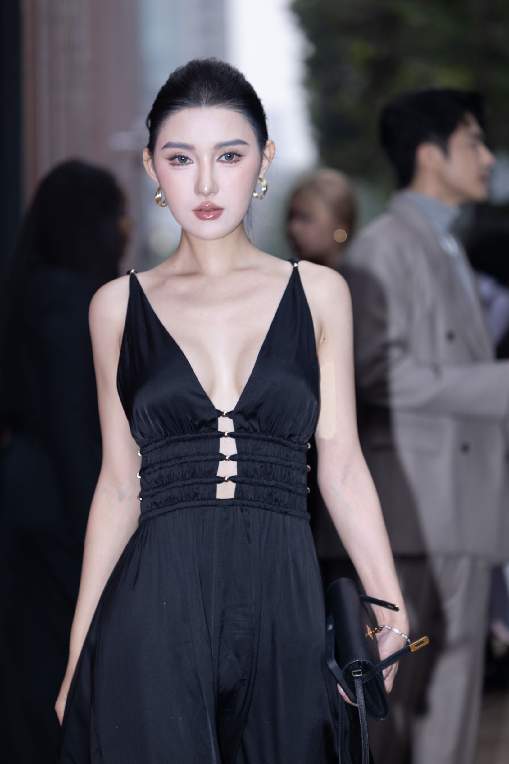 时装周-网红车模小露娜性感深V美胸