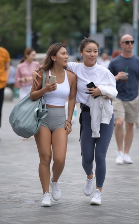 嬉笑打闹