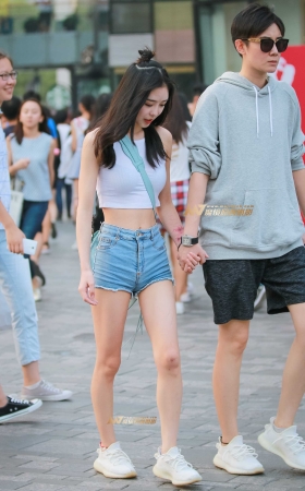 甜美女友 肤白腰细很可爱 [15P]