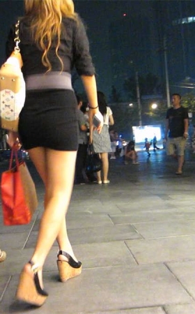 黄色超短裙美女