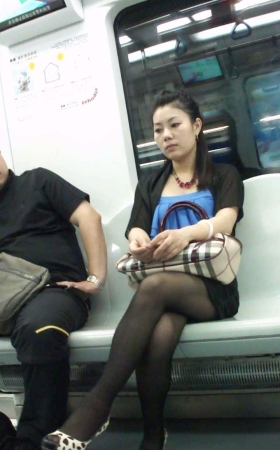 地铁里的黑丝豹纹高跟少妇