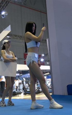 白色短衣短裤超性感翘臀运动佳人