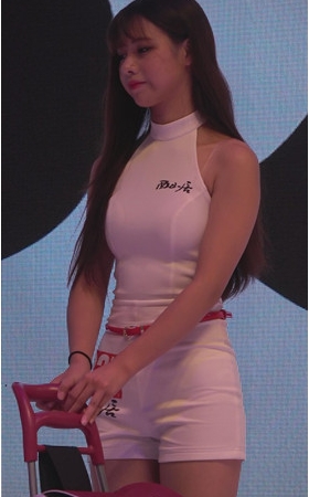 漂亮的白衣模特美女