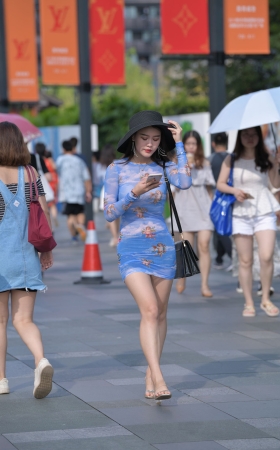 蓝色紧身包臀裙美女