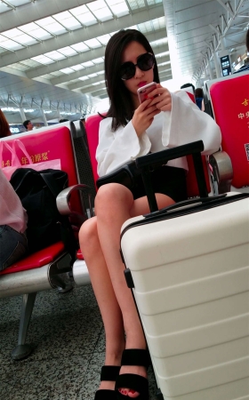 火车站跟拍黑色牛仔热裤极品白腿长发墨镜美女