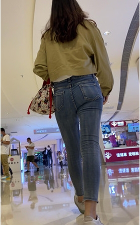 紧身牛仔裤美女