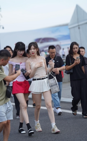 长发热裤少女