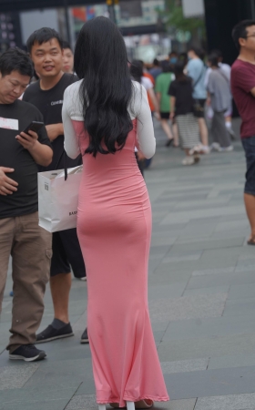 粉色包臀长裙小姐姐