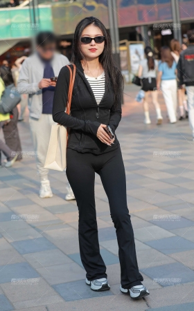 墨镜瑜伽裤美女 [24P]