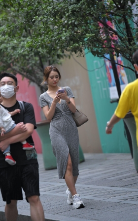 灰色连体长裙小姐姐