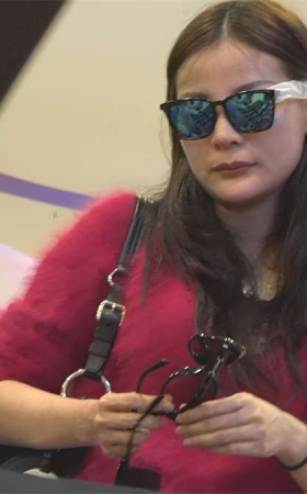 时尚美女出场，靴中藏着的果然是双高分好脚