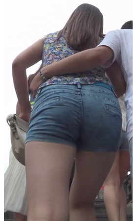 台阶上的蓝牛妹