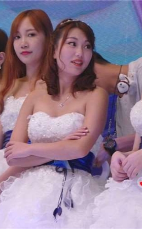 舞台上青春靓丽的公主裙showgirl