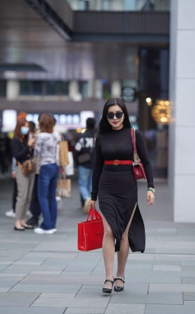 黑色紧身裙丰腴美女