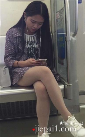 有点小无聊的妹子，你睡觉我摄你肉丝板鞋大长腿。