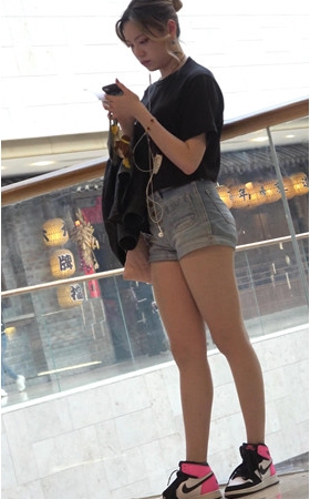 丰腴热裤小姐姐