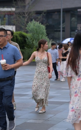 他，有一个丰满迷人的媳妇