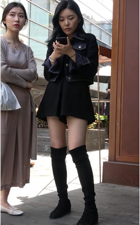 一直玩手机的漂亮小姐姐