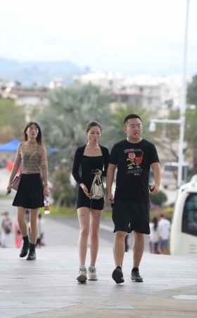 美腿包屯裙美女