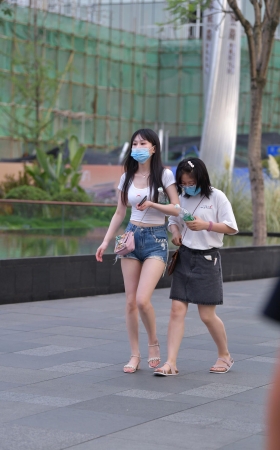 热裤牛仔美女