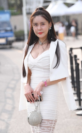 搭讪韵味的性感美女 [22P]
