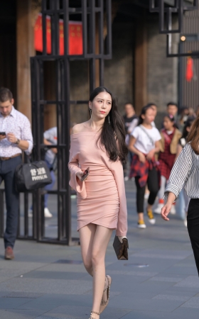 夕阳下de短裙美女
