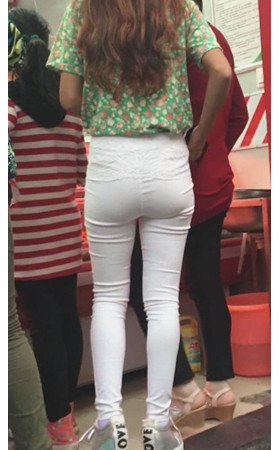 白裤紧身高腰妹子