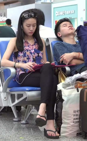 当候车室出现很多年轻靓妹的时候，开学季到了