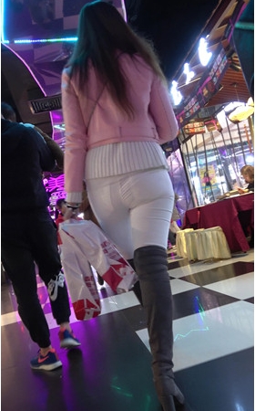 粉衣白裤紧身裤美女