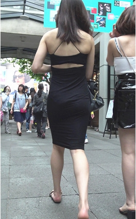 漂亮的黑裙吊带美女