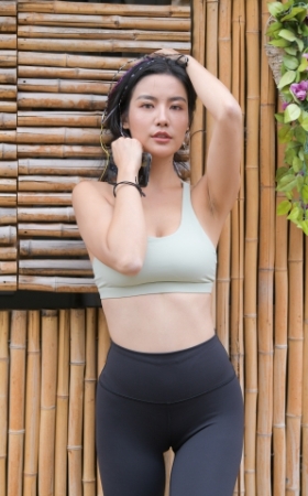 第一篇：黑色瑜伽裤美女