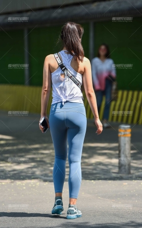 烈日下的高挑瑜珈美妇 [20P]