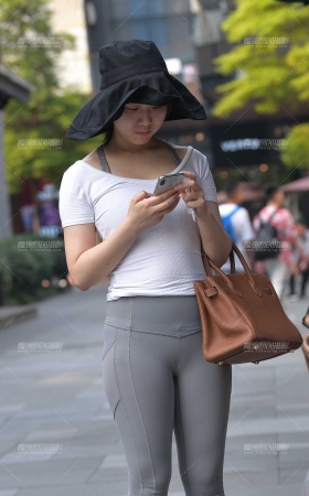 浅灰色瑜伽裤美眉 [24P]