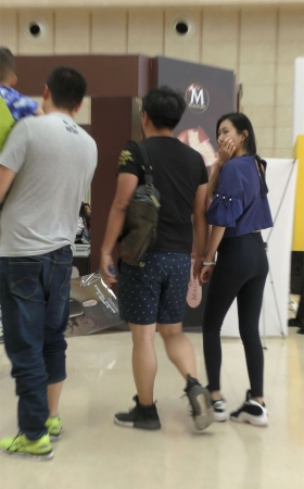 黑色紧身裤运动鞋美臀