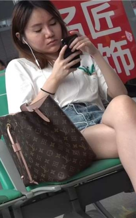牛仔热裤，街拍凉高跟特写