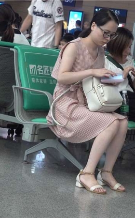连衣裙凉高干净美足眼镜妹 [1.56 GB/avi]