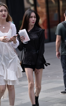 白白嫩嫩气质美女
