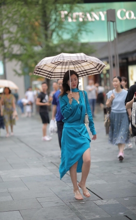 打伞的气质长裙美女