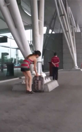 机场偶遇黑色短裤圆润翘臀时尚美眉