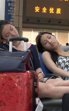 女孩睡着了美脚任你拍