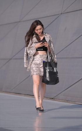 白嫩的美腿高跟美女