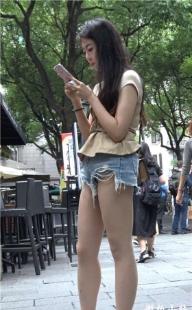4K - 街拍超短牛仔热裤美女小姐姐 [455 MB]