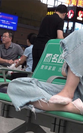 候车室里的蕾丝袜美女
