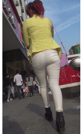 黄衣白裤红发妹子