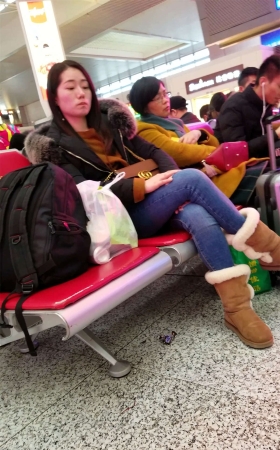 火车站候车的蓝色紧身牛仔裤妹子
