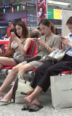 三个年轻女孩，光脚凉拖和高跟，各司其职展现美足的不同形态
