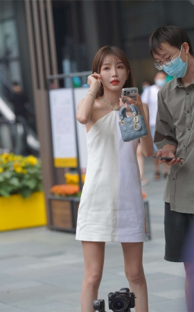 白净优雅小姐姐