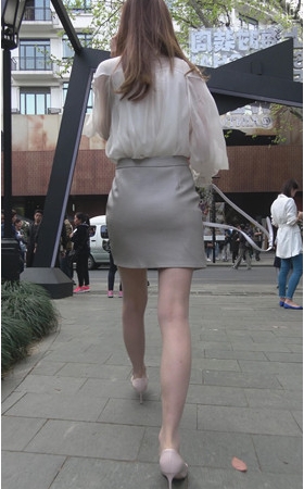 包屯皮裙美女