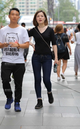 一如既往嘚喜欢紧牛美眉 [17P]