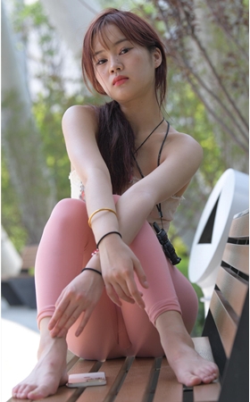 灵动的粉裤美眉【套图+视频】